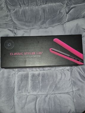 Brand New Evalectric Classic Styler 1.25" Pink and Black Flat Iron
